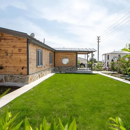 빌라 Fabulous Detached House With Garden In *