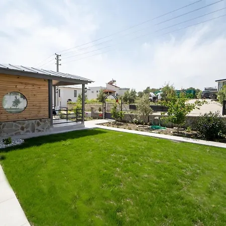 Fabulous Detached House With Garden In