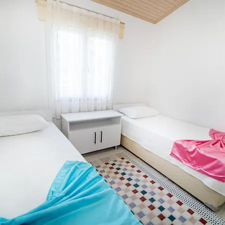 Fabulous Detached House With Garden In 페티예