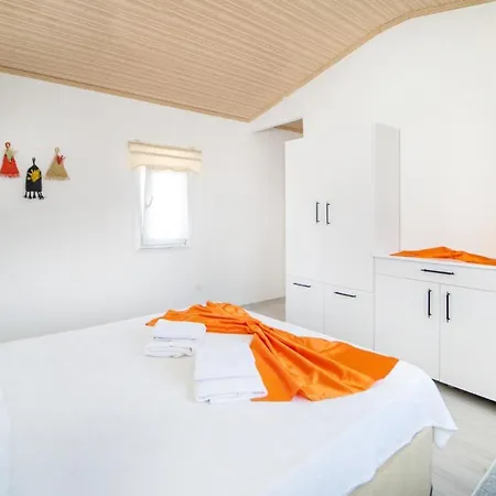Fabulous Detached House With Garden In 빌라 페티예