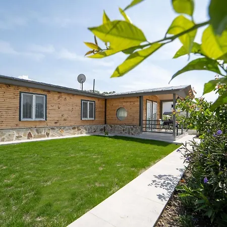 Villa Fabulous Detached House With Garden In *